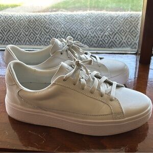 Size 8 Women’s Kizik Vegas Leather sneaker